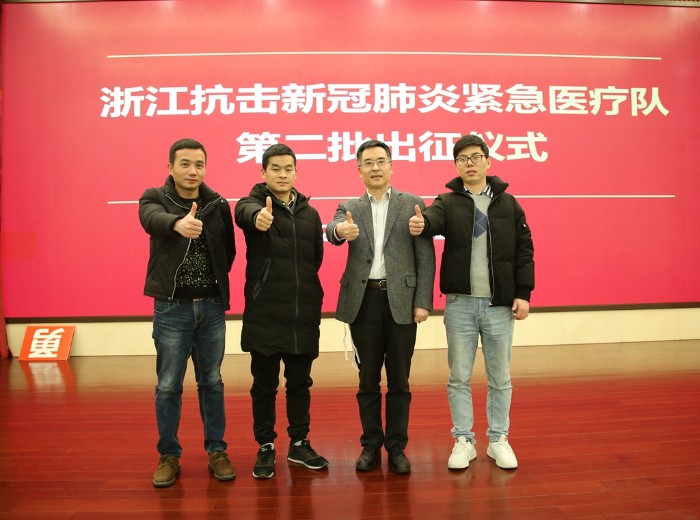 胡学建书记专程陪同医疗队员赴杭州登机_副本.jpg