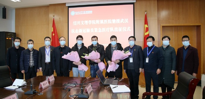 张伟阳院长率领导班子集体为医疗队员送行_副本.jpg