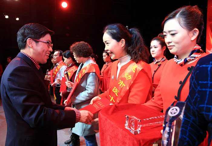 张伟阳院长为十佳员工颁奖_副本.jpg 张伟阳院长为十佳员工颁奖_副本.jpg