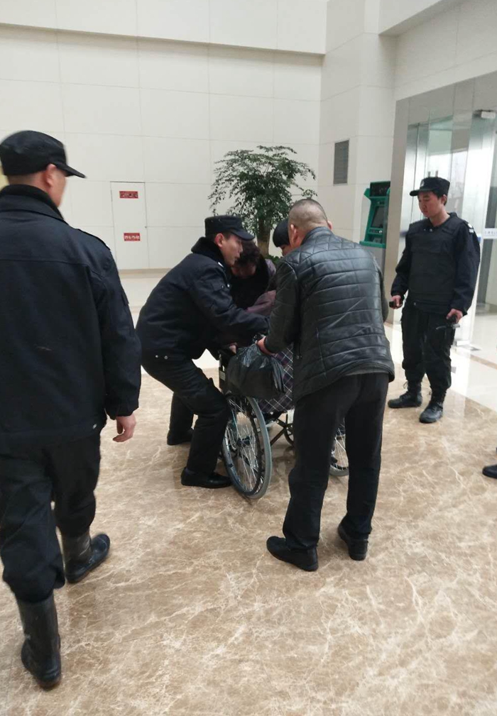 保安扶病人1_副本.jpg 保安扶病人1_副本.jpg