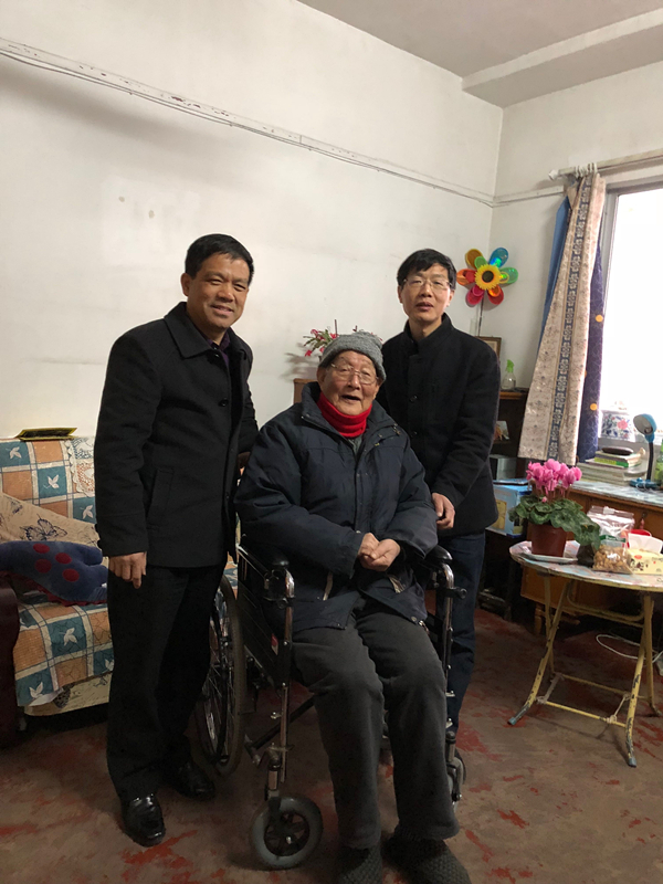 慰问离休干部（合影留念）.jpg