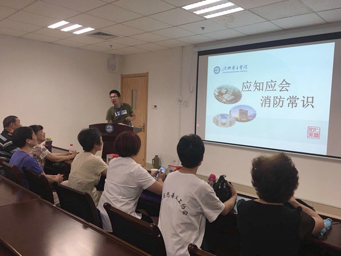 总务科王明良培训消防安全的知识_副本.jpg 总务科王明良培训消防安全的知识_副本.jpg