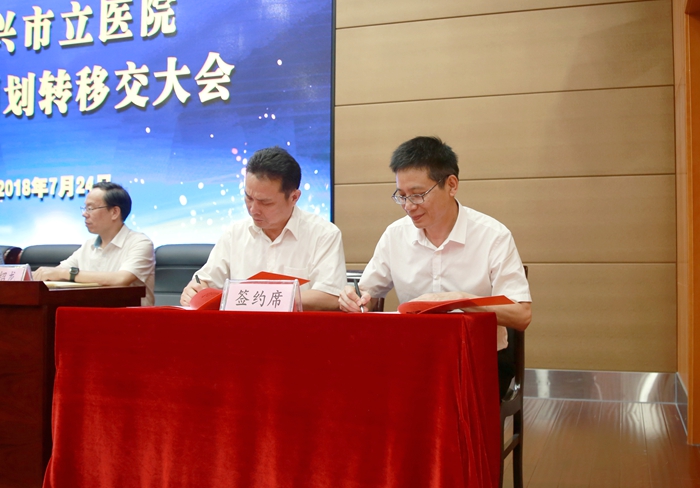 袁立江主任与王建力校长签订整体移交工作备忘录1_副本.jpg