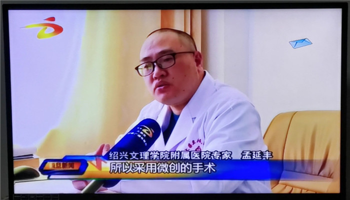 成功救治从500公里外茫崖市转来的多发骨折病人，孟延丰接受柴旦电视台采访。.jpg