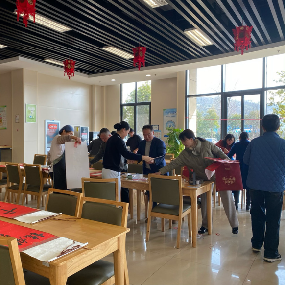 妙笔生花迎蛇年 翰墨留香贺新春 ——工会书画俱乐部开展“迎春送福”现场写春联送祝福活动