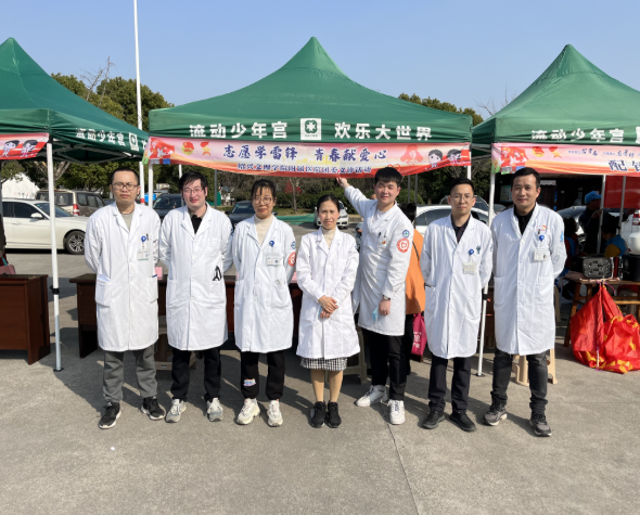 志愿学雷锋，青春献爱心